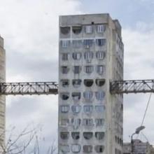 Un pont suspendu dans le ciel