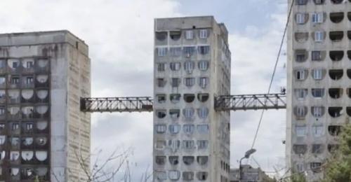 Un pont suspendu dans le ciel