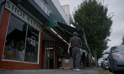 Movie image from Los dos pies en la calle principal