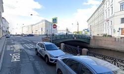 Real image from Eine Kutsche auf einer Brücke in St. Petersburg