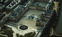 Movie image from O Louvre (exterior)