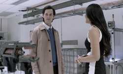 Movie image from Kate entra em um estúdio abandonado e revela que continua sendo Circe enquanto entrega os diários a Roman e Safiyah no episódio 2x17 "Kane, Kate". Rom