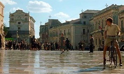 Movie image from Piazza Duomo