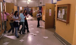 Movie image from North Shore High School (corredor/banheiro)