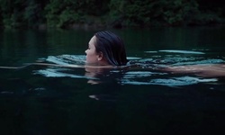 Movie image from Jennifer Nadando no Lago